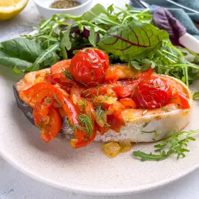 Рыба с овощами на сковороде