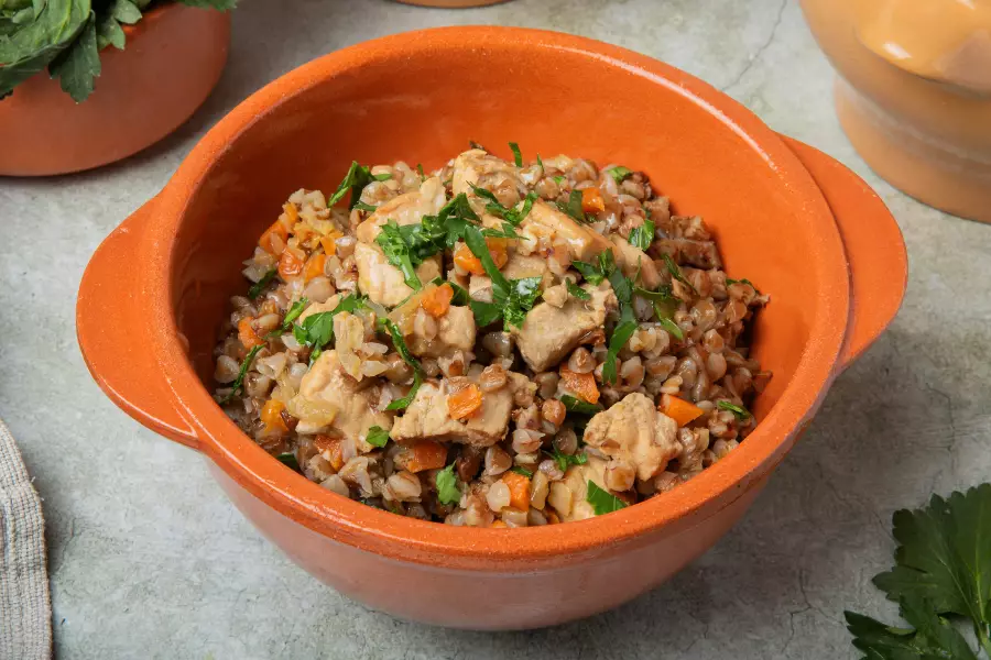 Готовое блюдо гречка с мясом в горшочке