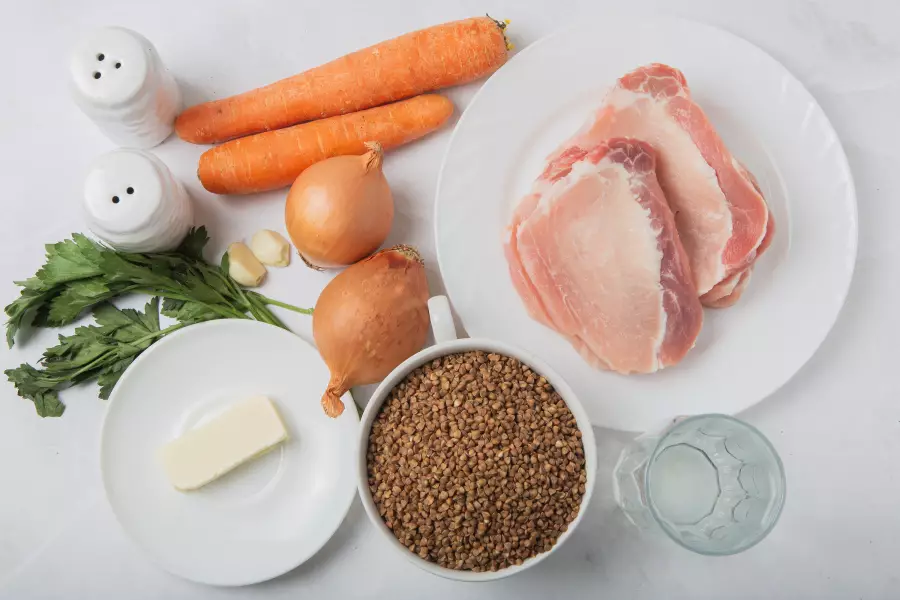 Ингредиенты для рецепта гречка с мясом в горшочке