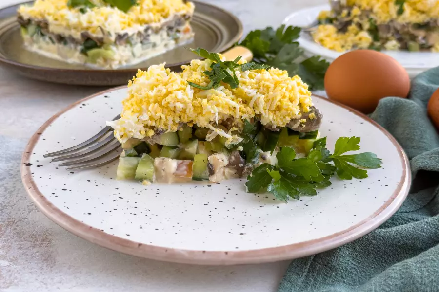 Готовое блюдо салат с копчёной куриной грудкой и грибами