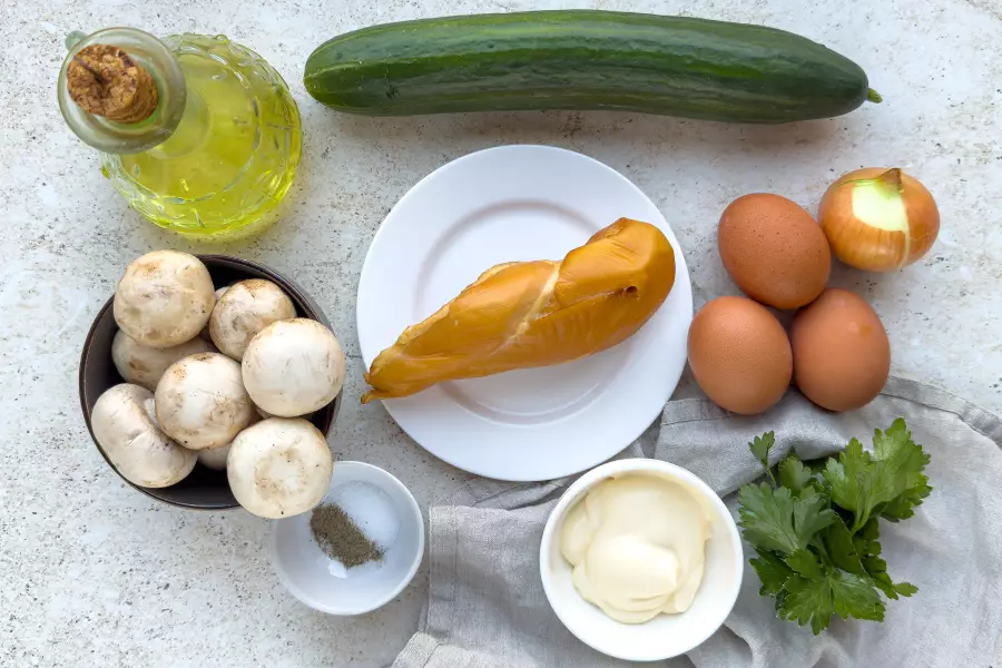 Ингредиенты для рецепта салат с копчёной куриной грудкой и грибами