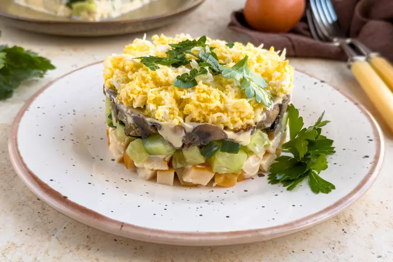 Салат с копчёной куриной грудкой и грибами