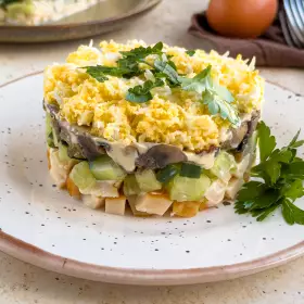 Салат с копчёной куриной грудкой и грибами