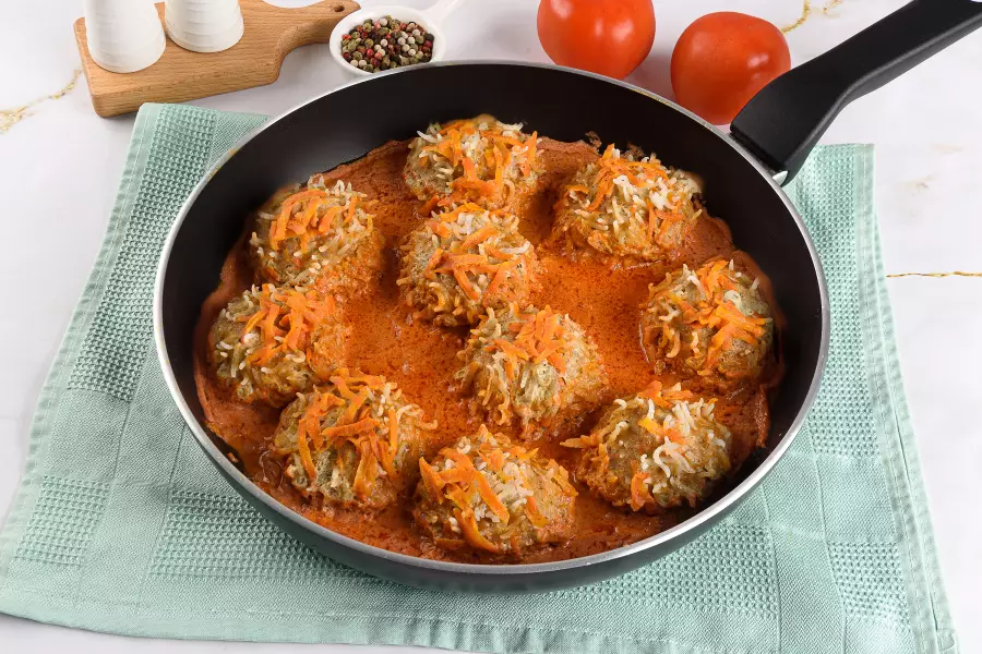 Готовое блюдо ёжики в томатном соусе