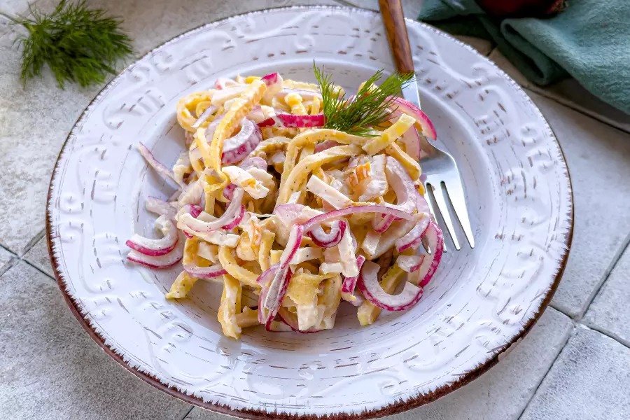 Готовое блюдо итальянский салат с блинами