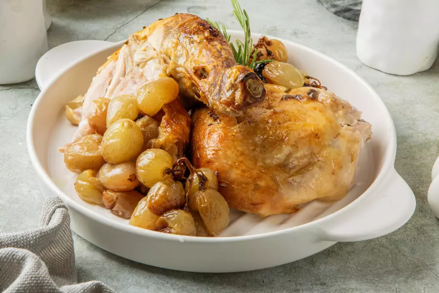 Готовое блюдо курица с виноградом