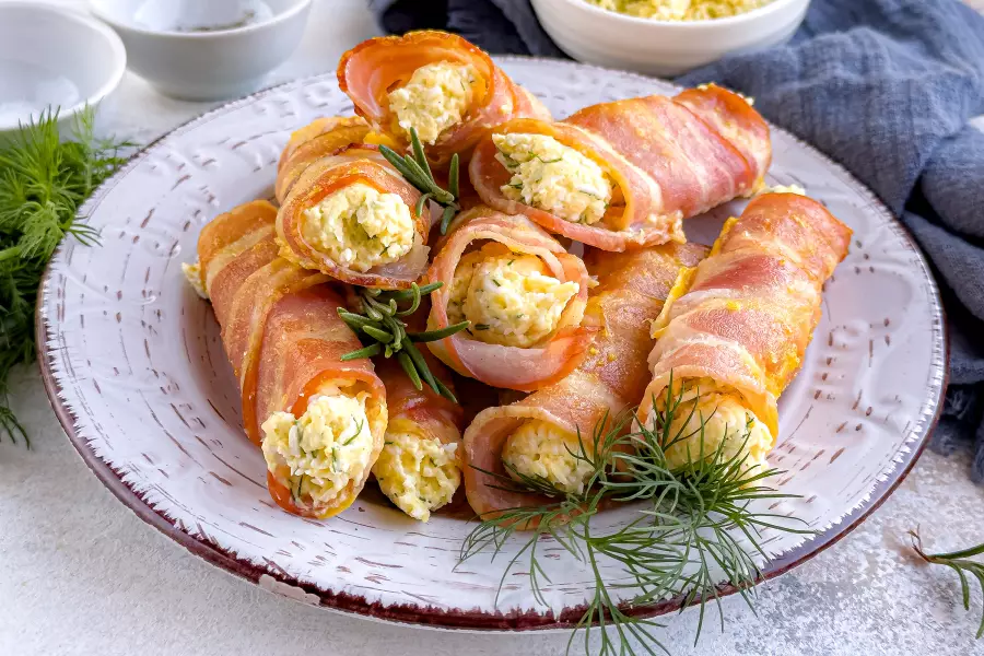 Рулетики из бекона с начинкой