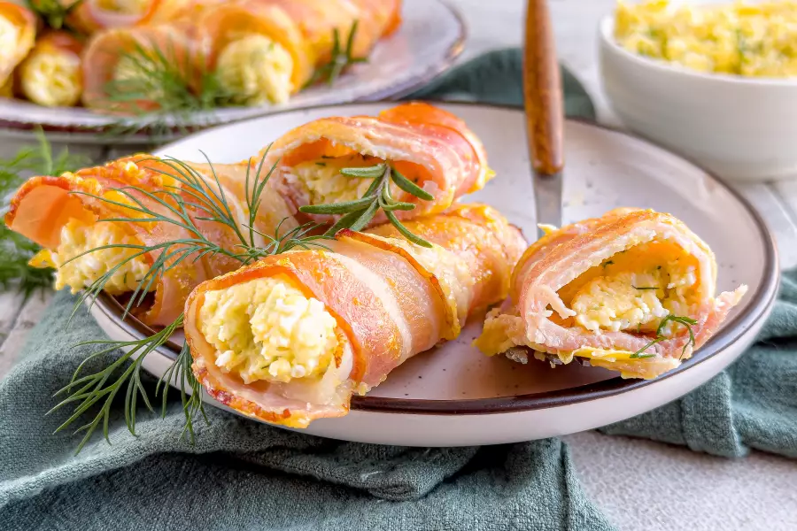 Готовое блюдо рулетики из бекона с начинкой