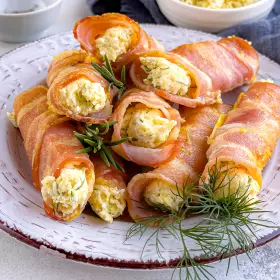 Рулетики из бекона с начинкой