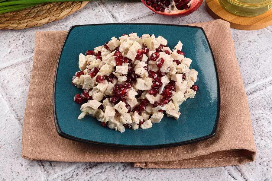 Салат с курицей и гранатом