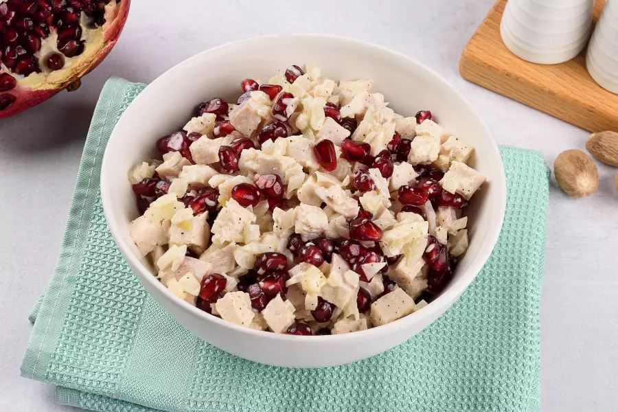 Готовое блюдо салат с курицей и гранатом