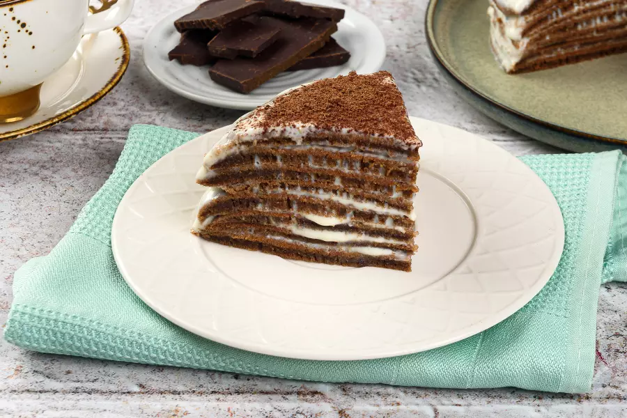 Готовое блюдо домашний торт на сковороде