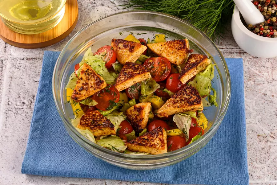 Готовое блюдо салат с жареным сыром и помидорами