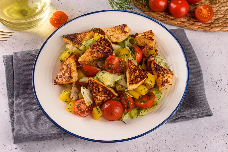 Салат с жареным сыром и помидорами