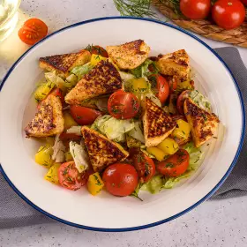 Салат с жареным сыром и помидорами