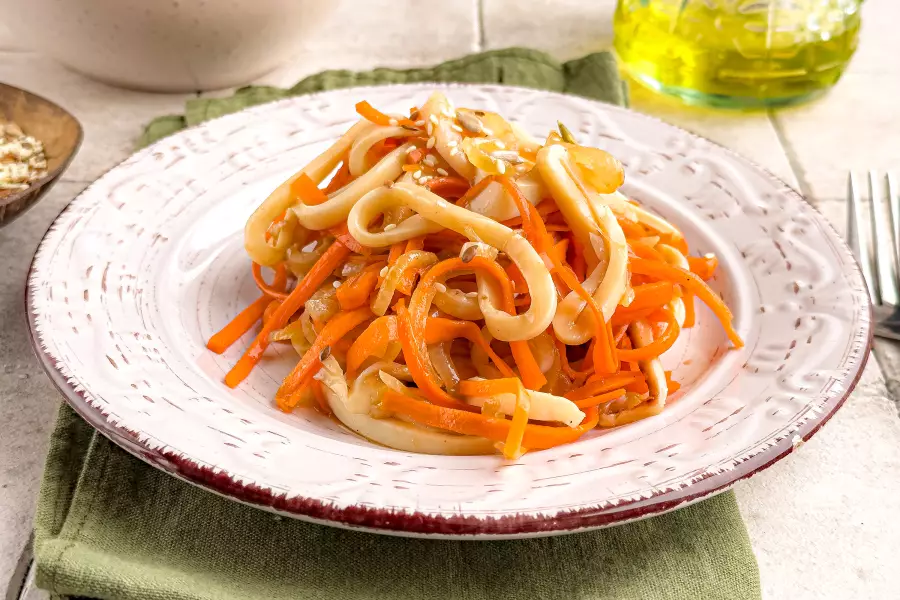 Салат с кальмарами и морковью