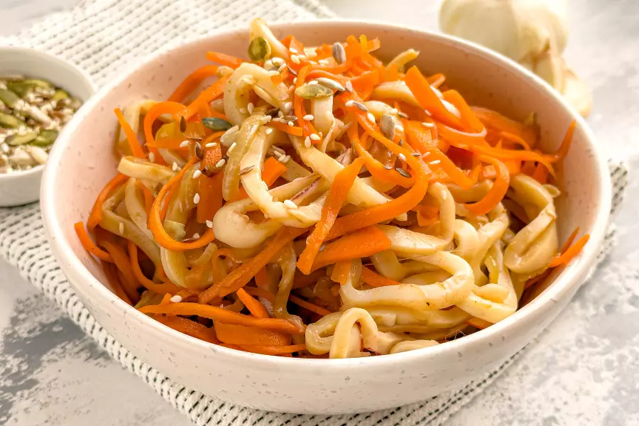 Готовое блюдо салат с кальмарами и морковью