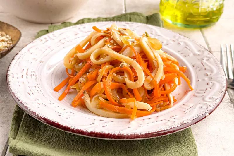 Салат с кальмарами и морковью