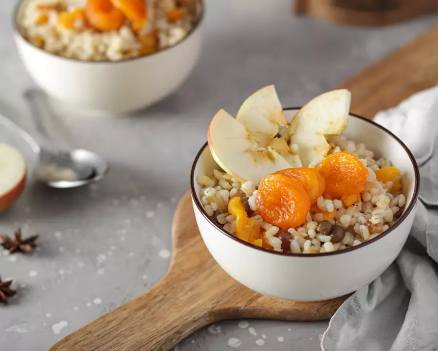 Готовое блюдо перловая каша с изюмом и курагой
