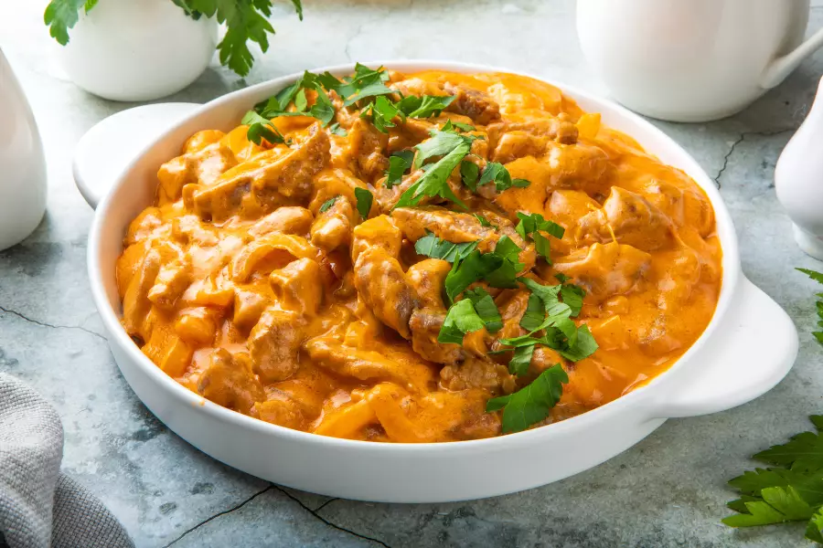 Готовое блюдо бефстроганов из свинины