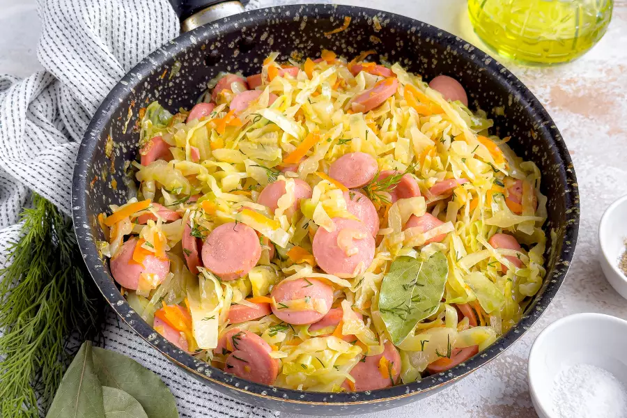 Готовое блюдо бигус с сосисками