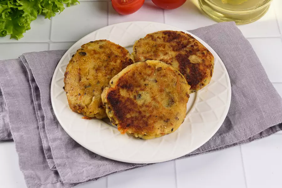 Готовое блюдо картофельные котлеты на сковороде