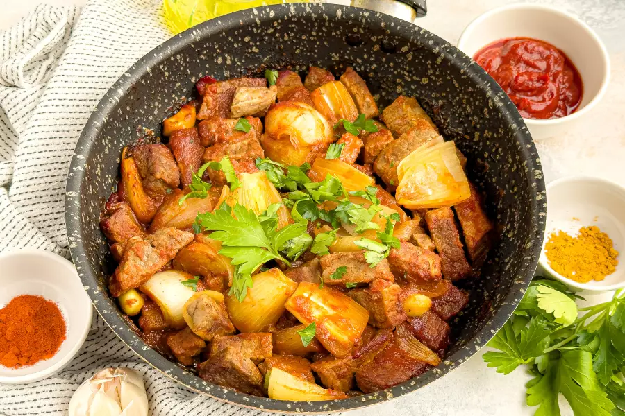 Готовое блюдо говядина тушёная с луком