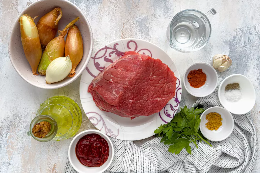 Ингредиенты для рецепта говядина тушёная с луком