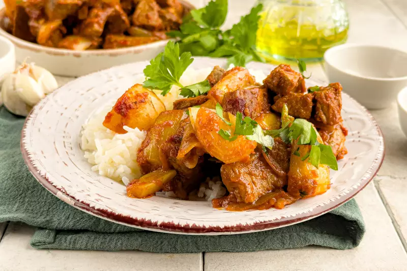 Говядина тушёная с луком