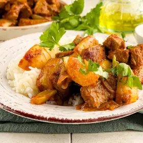 Говядина тушёная с луком