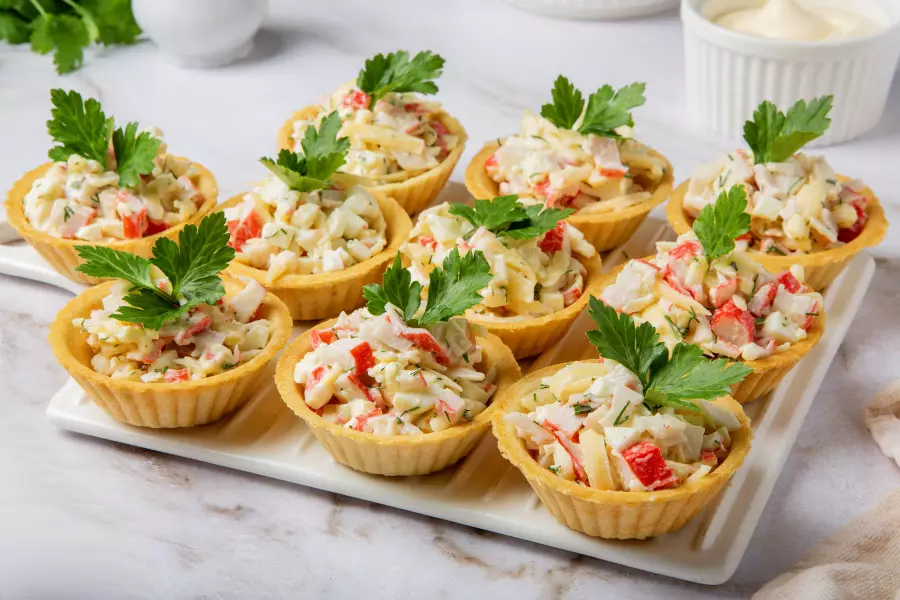 Тарталетки с крабовыми палочками