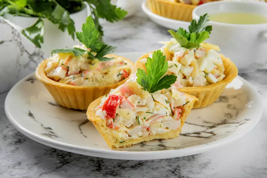 Готовое блюдо тарталетки с крабовыми палочками