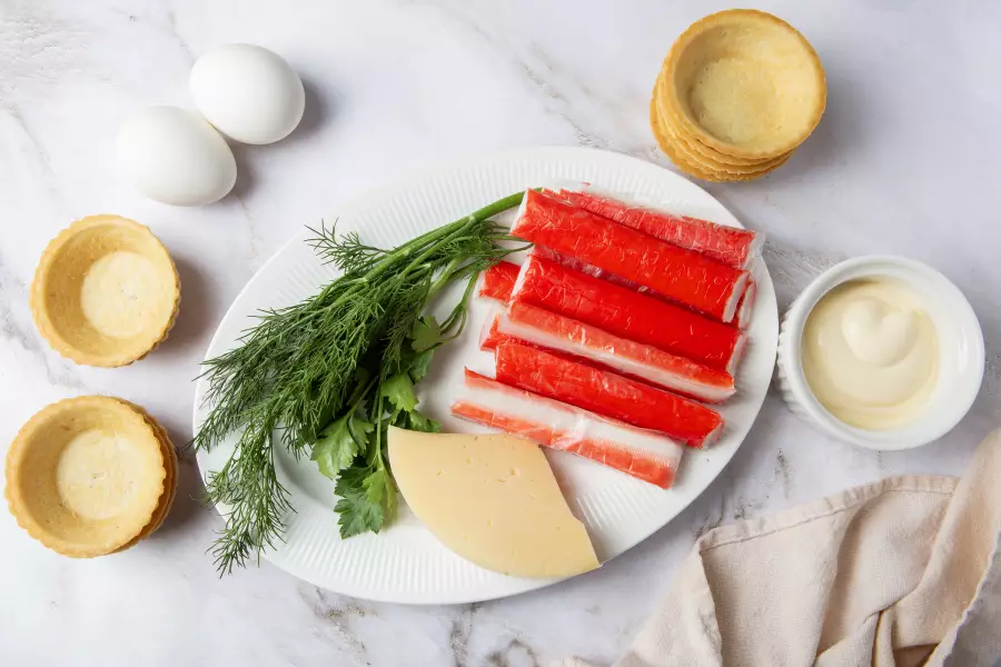 Ингредиенты для рецепта тарталетки с крабовыми палочками