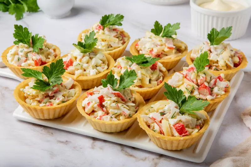 Тарталетки с крабовыми палочками