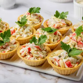 Тарталетки с крабовыми палочками
