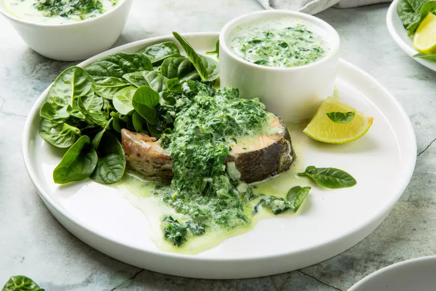 Готовое блюдо сливочный соус со шпинатом