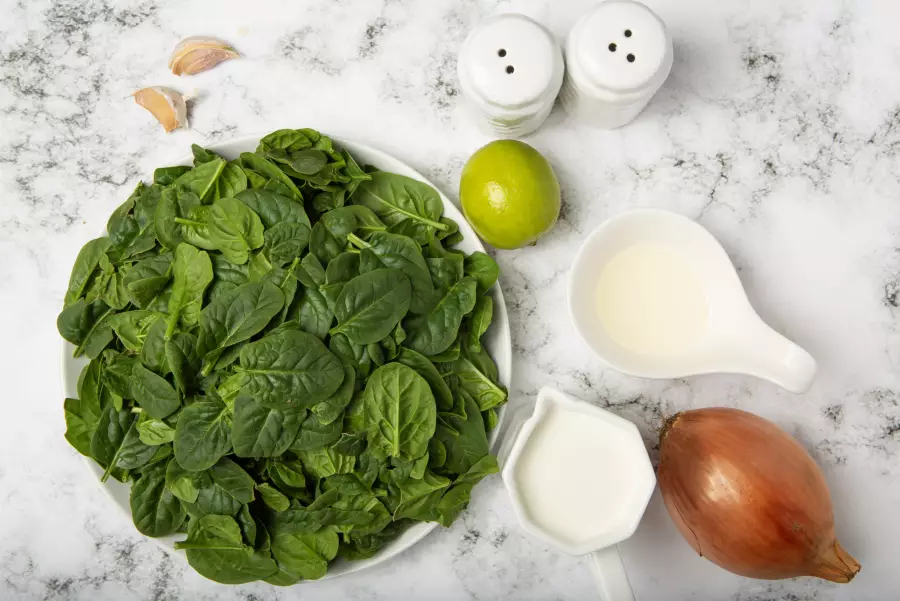 Ингредиенты для рецепта сливочный соус со шпинатом