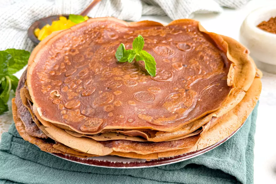 Готовое блюдо шоколадные блины на молоке