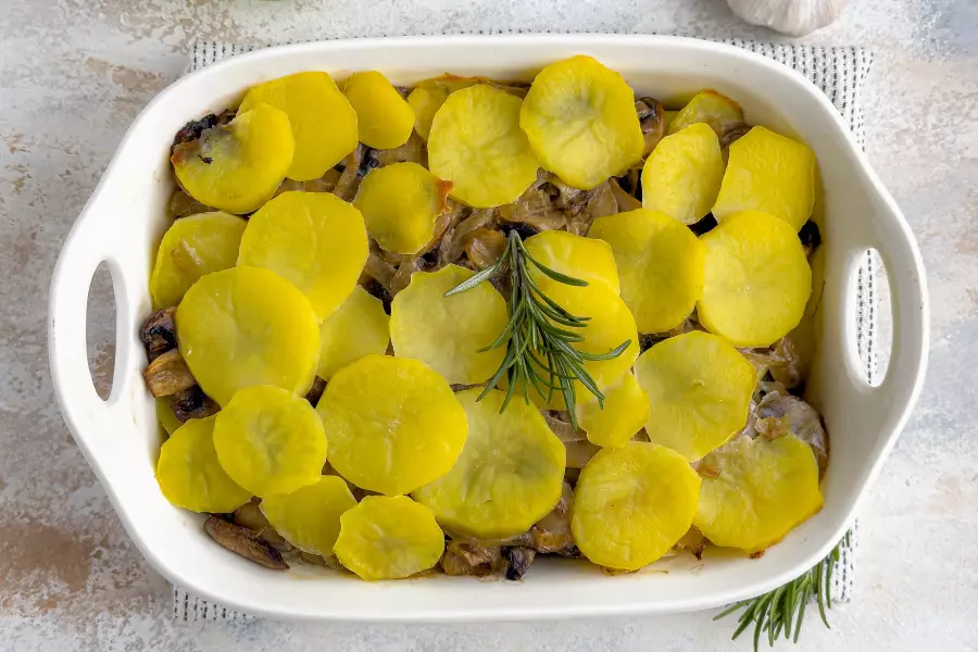 Готовое блюдо картофель с грибами в духовке