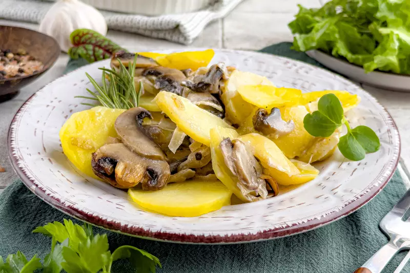 Картофель с грибами в духовке