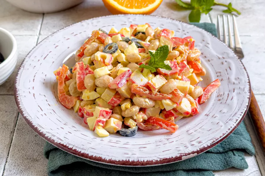 Салат с фасолью и крабовыми палочками