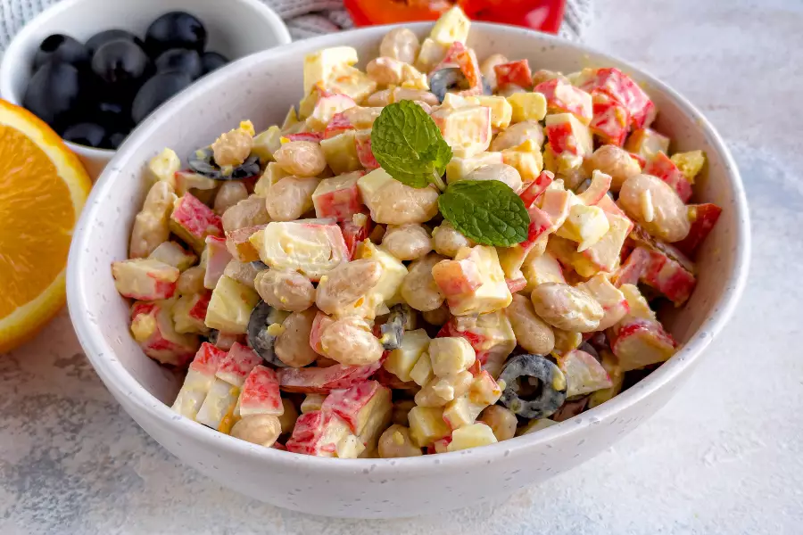 Готовое блюдо салат с фасолью и крабовыми палочками