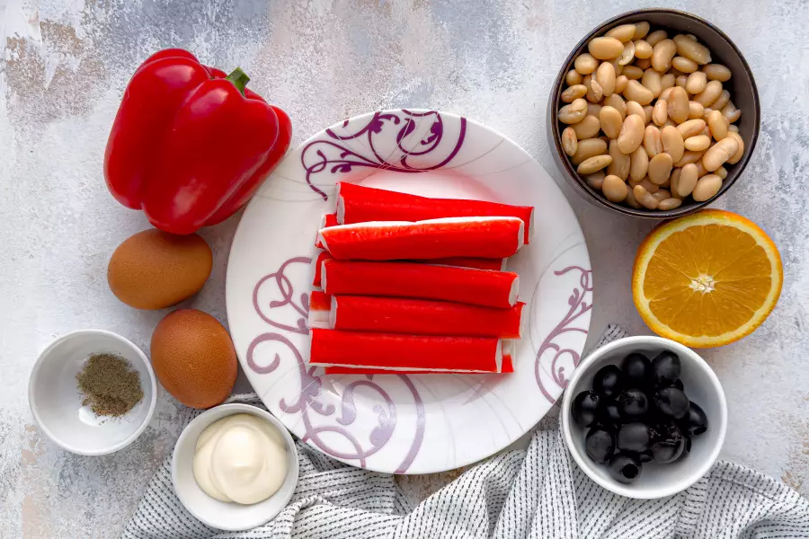 Ингредиенты для рецепта салат с фасолью и крабовыми палочками