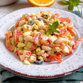 Салат с фасолью и крабовыми палочками