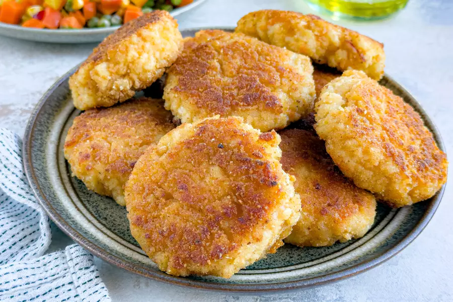 Готовое блюдо котлеты из кальмара