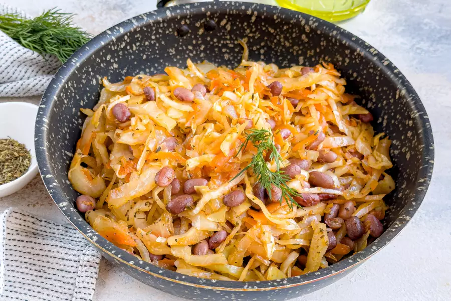 Готовое блюдо тушёная капуста с фасолью