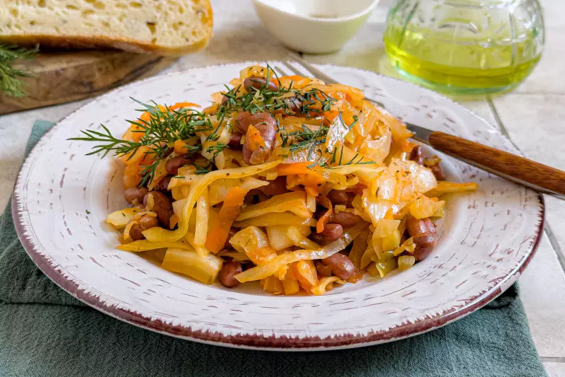 Тушёная капуста с фасолью