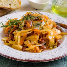 Тушёная капуста с фасолью