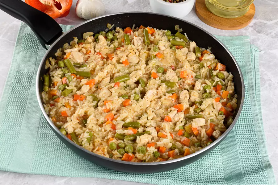 Готовое блюдо рис с овощами и курицей