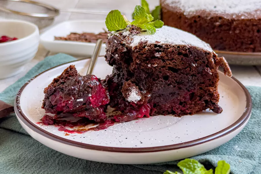 Шоколадный пирог с вишней